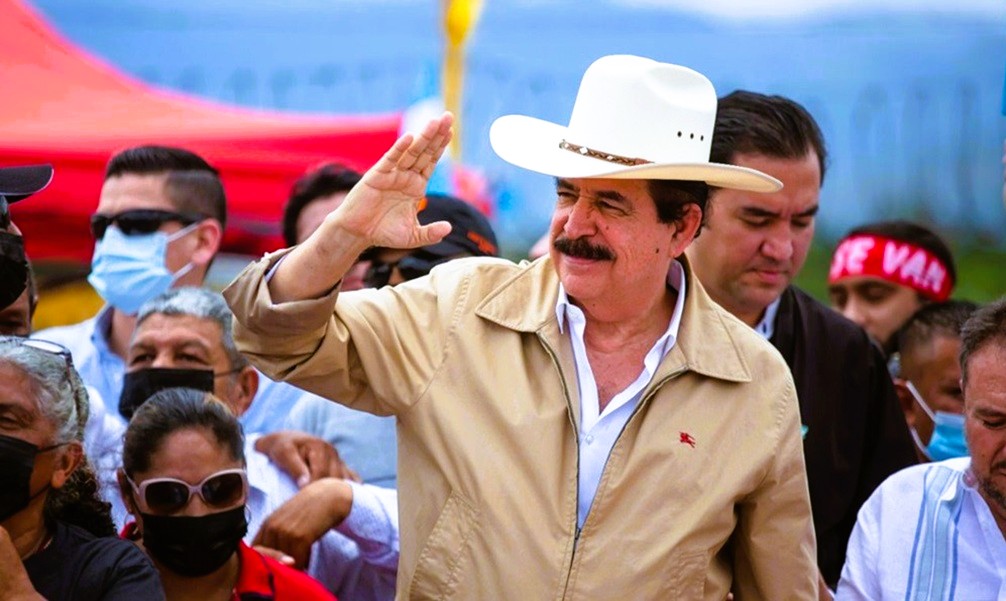 Zelaya’s controversial decree: schools must use book about the 2009 coup
